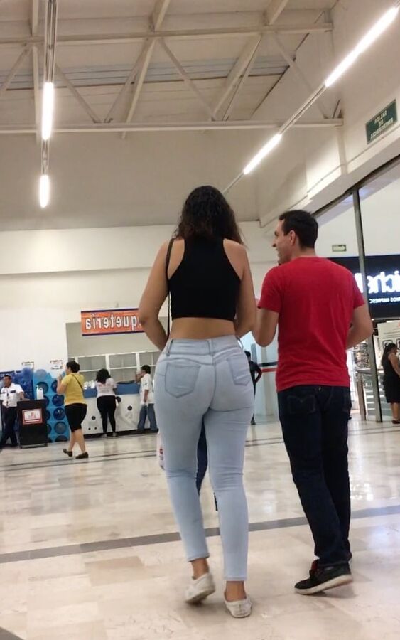 Nalgona en plaza