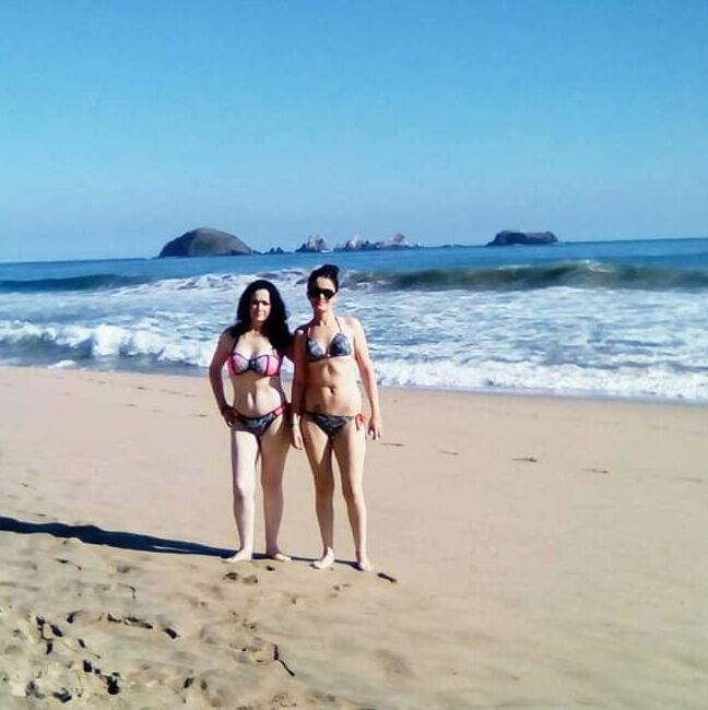 Esposa de corno exhibiendose en la playa. BBW flashing wife