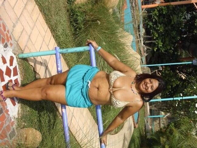 Esposa de corno exhibiendose en la playa. BBW flashing wife