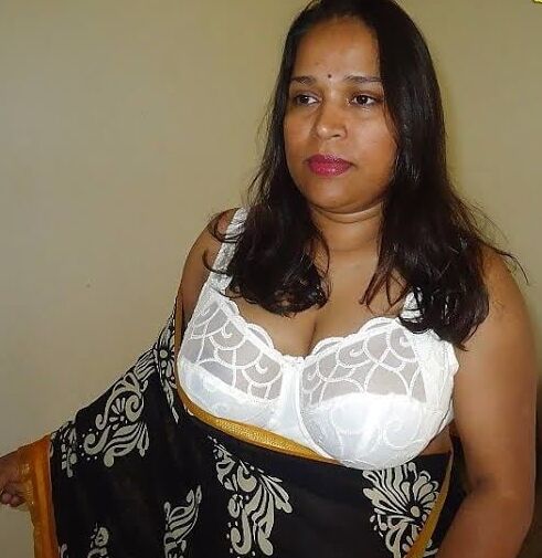 Rozee big boobs bhabhi