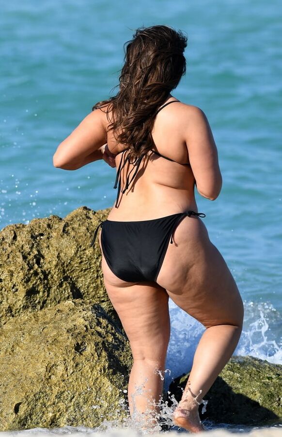 Ashley Graham curves BLACK BIKINI