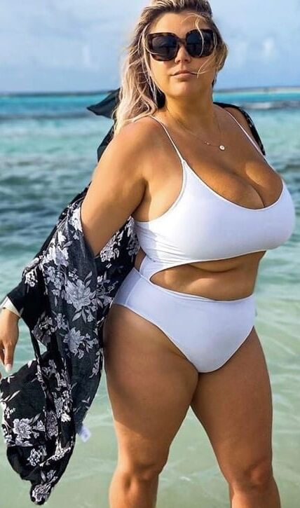 Geile Blonde mit richtig dicken Titten
