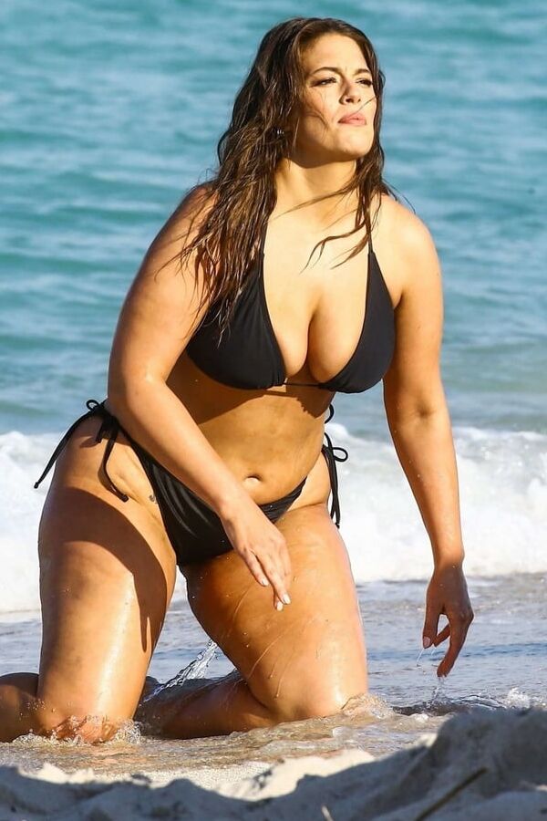 Ashley Graham curves BLACK BIKINI