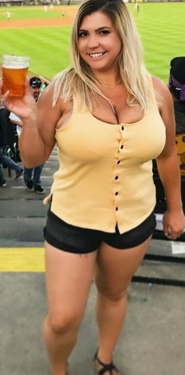 Geile Blonde mit richtig dicken Titten