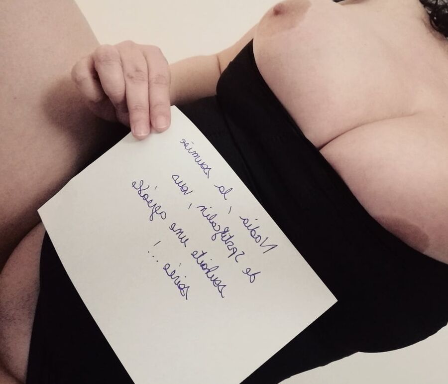Nadia, ma chienne, vous souhaite une bonne soiree