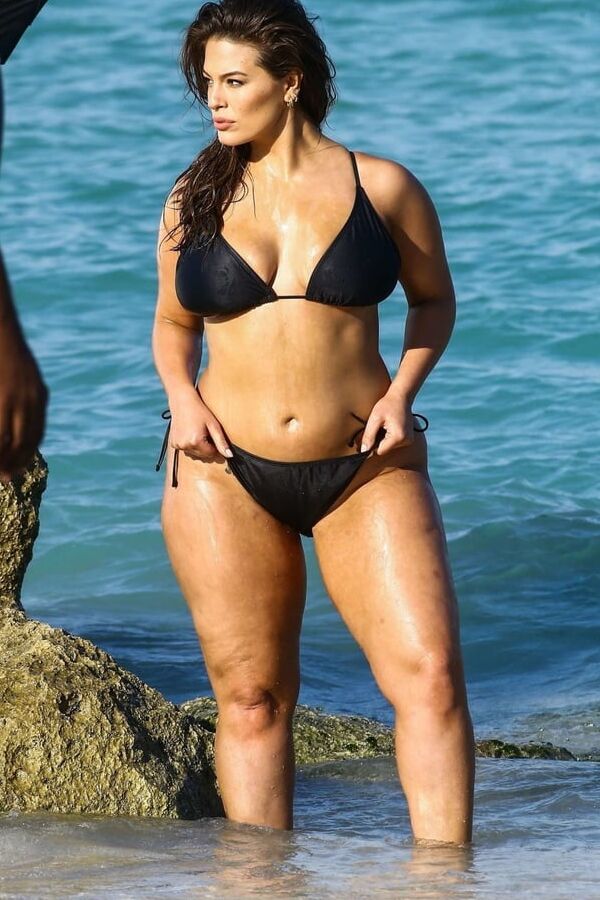 Ashley Graham curves BLACK BIKINI