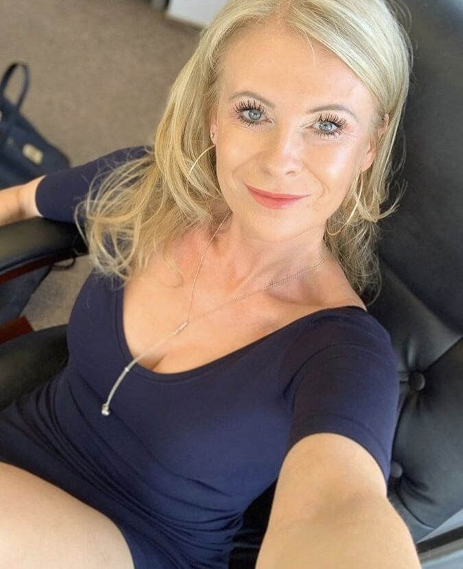 Hot As Fuck MILF You Just Would Love To SMASH Wank Bank