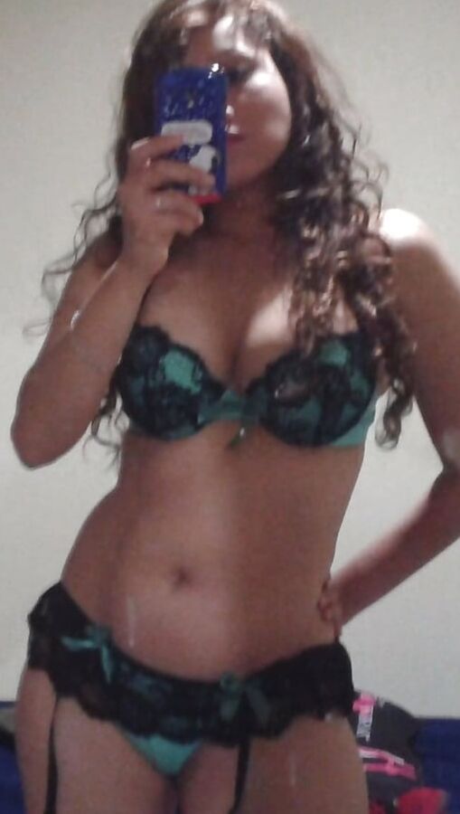 Mexicana con uniforme y sin uniforme