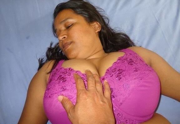 Rozee big boobs bhabhi