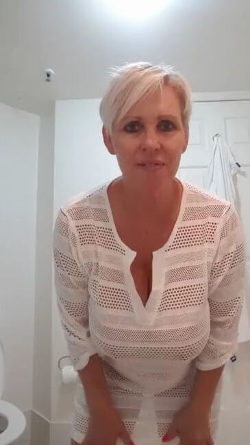 Frau eines Bekannten