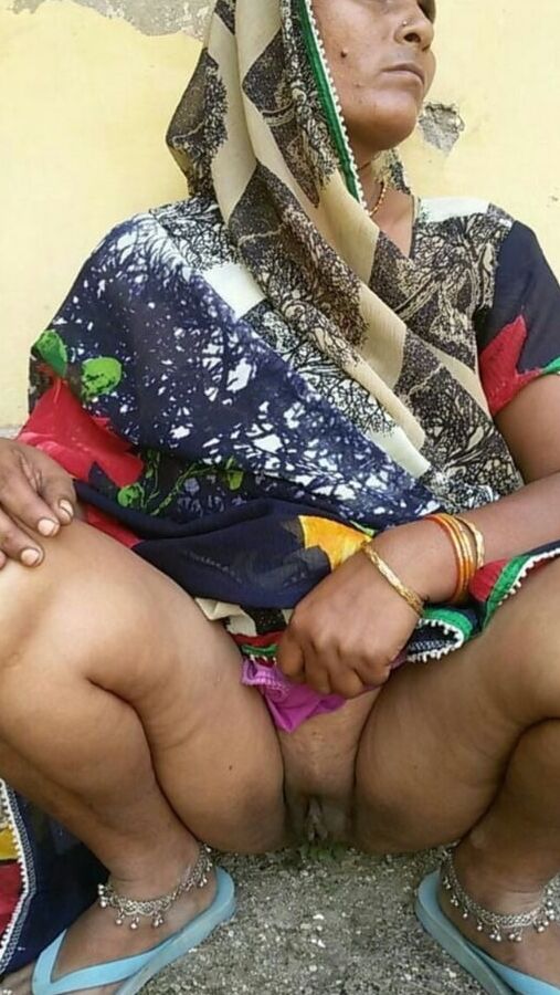 Indian auntys showing boobs