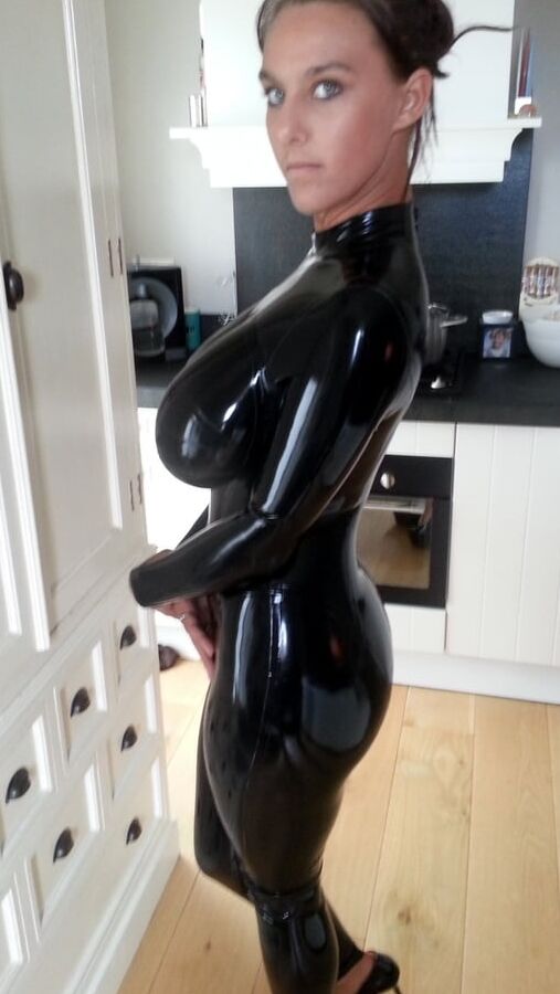 LATEX MILF WIFE