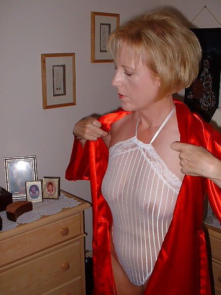 MATURES WEARING LINGERIE