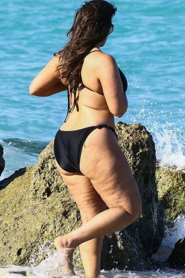 Ashley Graham curves BLACK BIKINI