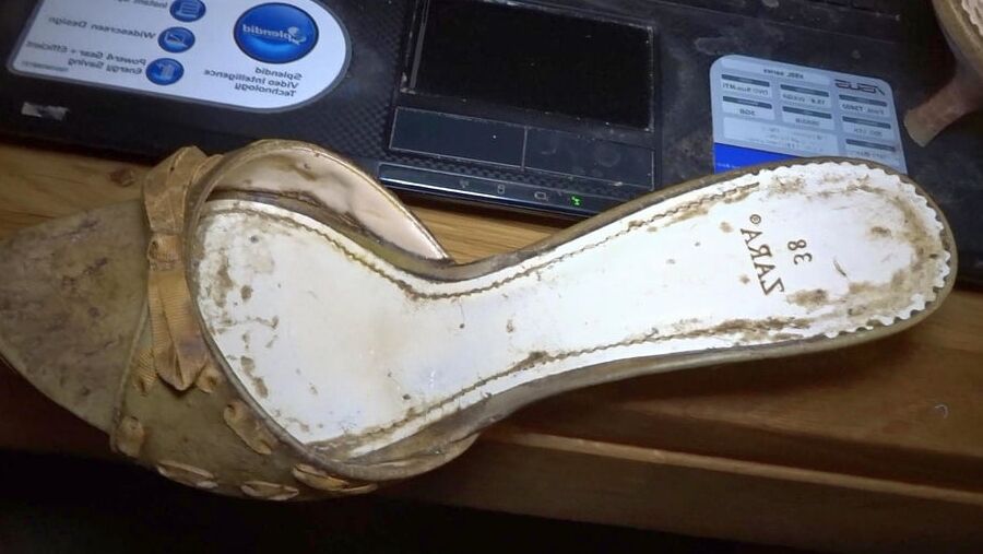 my favorite dirty cum mulesof my wife,her home slippermules