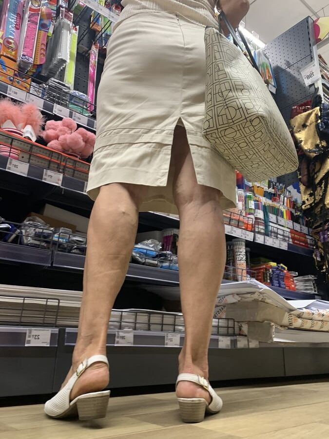 MILF granny upskirt