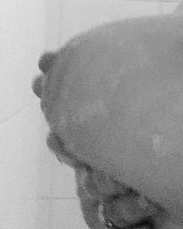 Dans la salle de bain en nb
