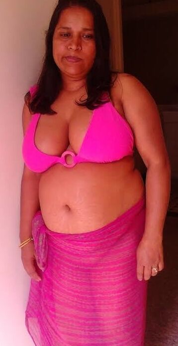 Rozee big boobs bhabhi