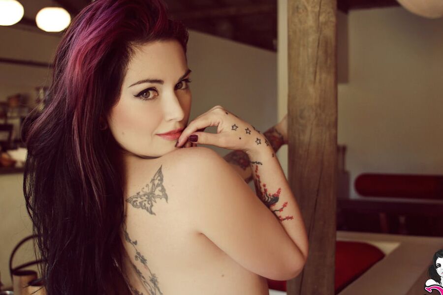 SG - Fernanda - The Red Couch