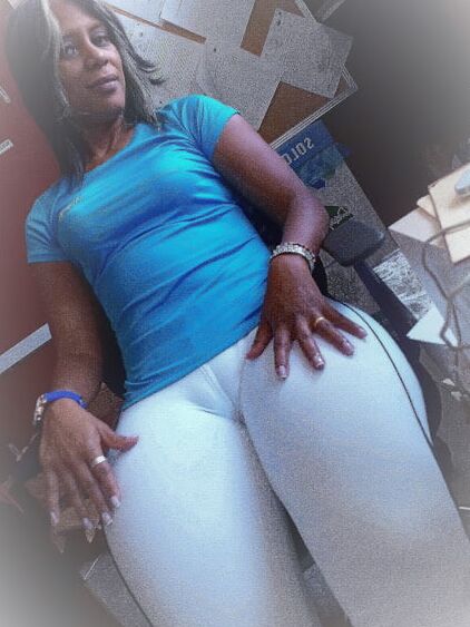 Tremenda Ebony con vaginota - camel toe