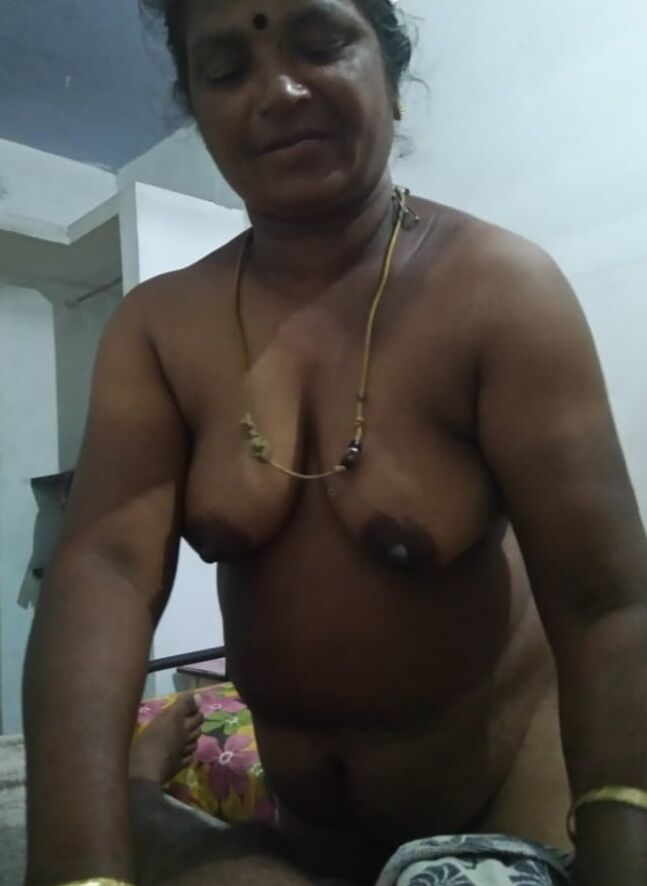 Indian auntys showing boobs