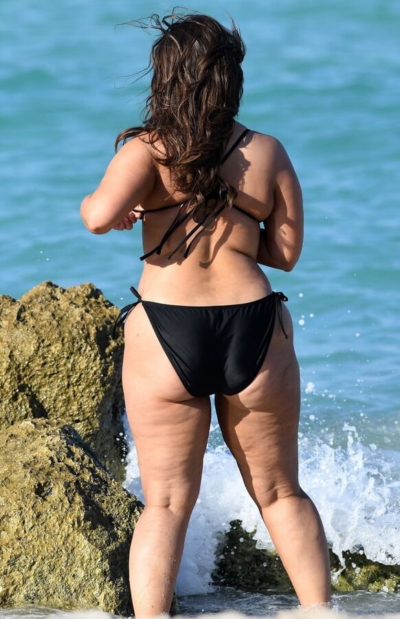 Ashley Graham curves BLACK BIKINI