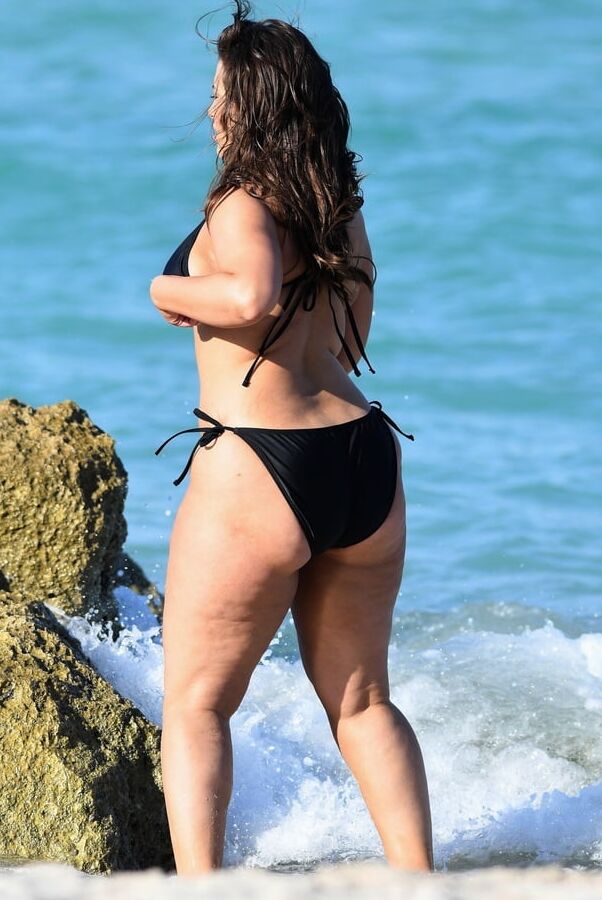 Ashley Graham curves BLACK BIKINI