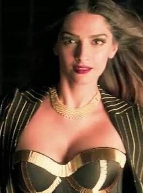 Sonam kapoor sexy hot