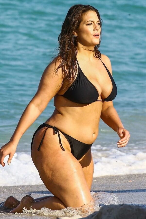 Ashley Graham curves BLACK BIKINI