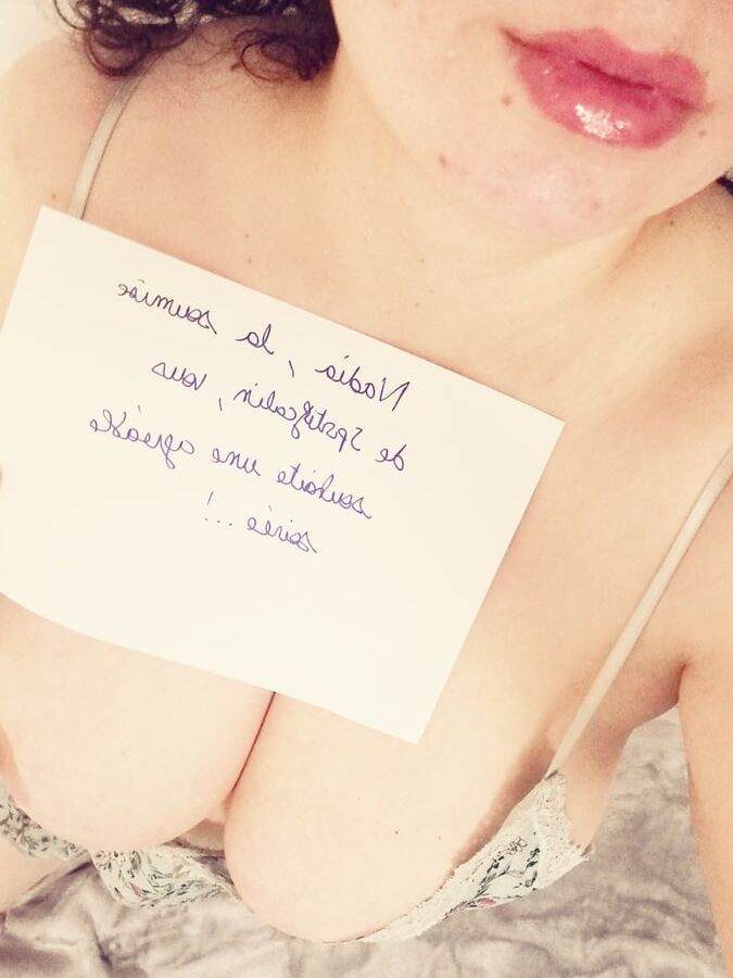 Nadia, ma chienne, vous souhaite une bonne soiree