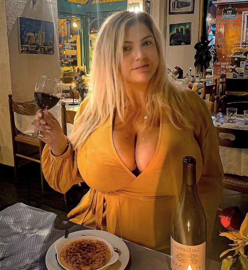 Geile Blonde mit richtig dicken Titten