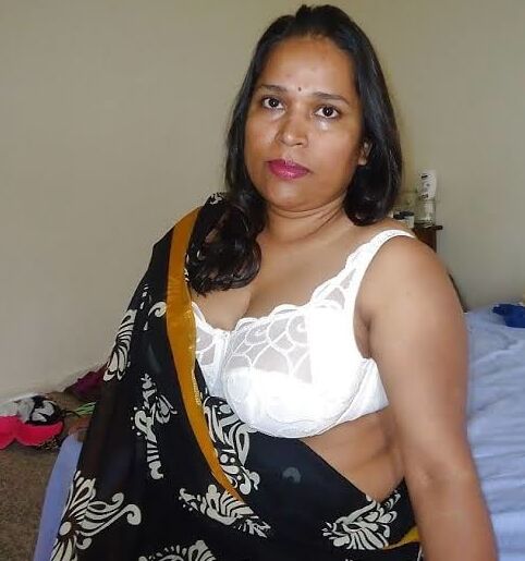 Rozee big boobs bhabhi