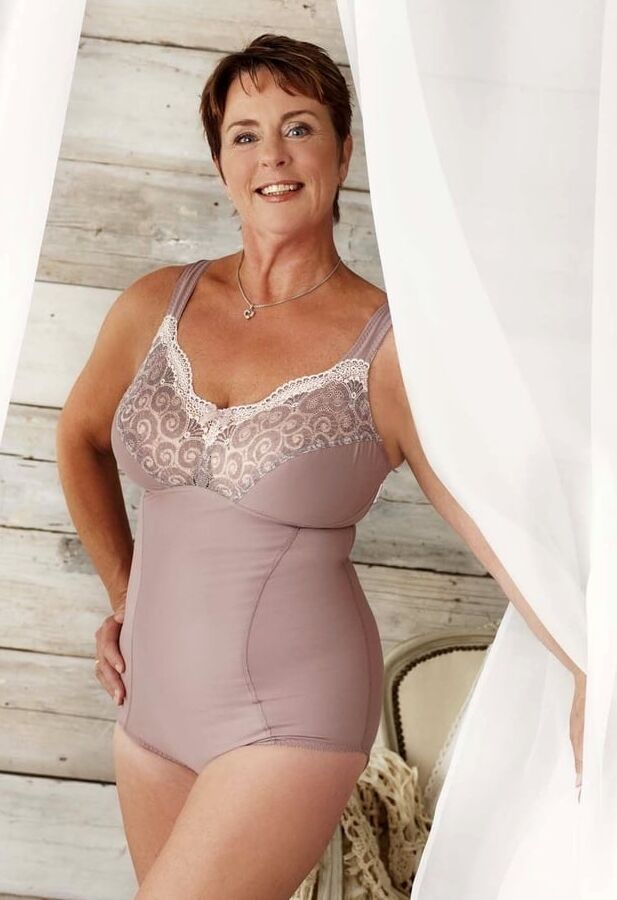 Sexy vollbusige Frauen in Dessous I