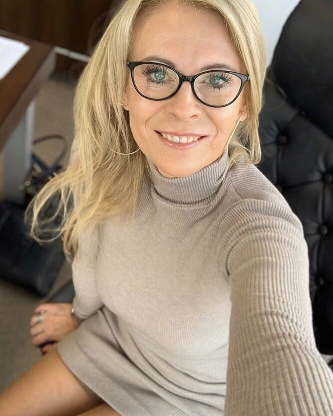 Hot As Fuck MILF You Just Would Love To SMASH Wank Bank