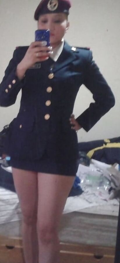Mexicana con uniforme y sin uniforme