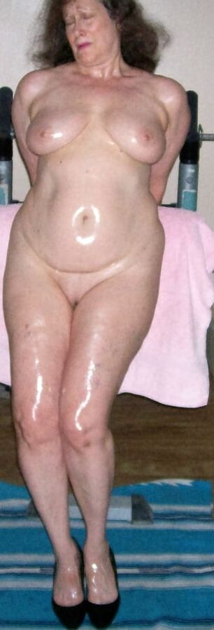 posing nude for xhamster friends