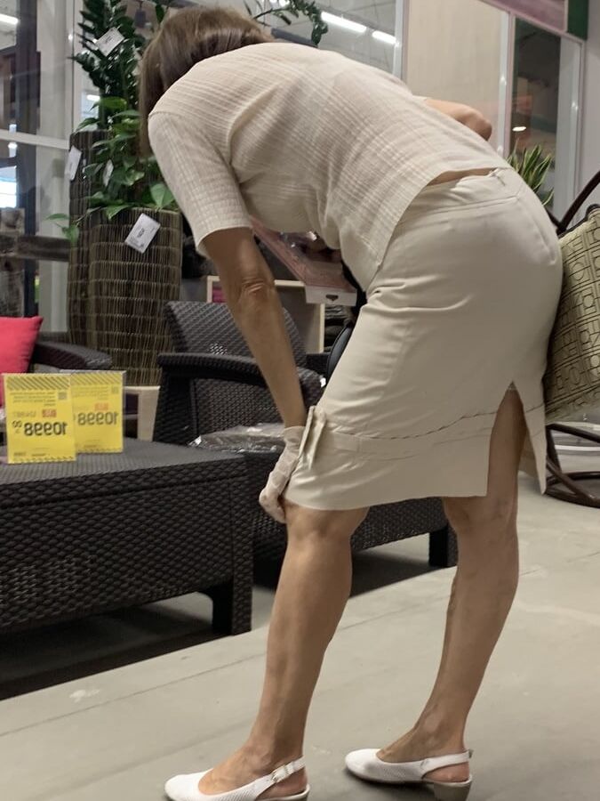 MILF granny upskirt