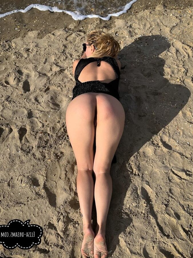 The beach is a very hot and horny place to be