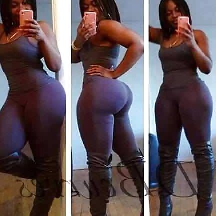 Tremenda Ebony con vaginota - camel toe