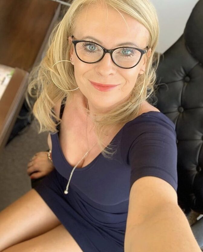 Hot As Fuck MILF You Just Would Love To SMASH Wank Bank