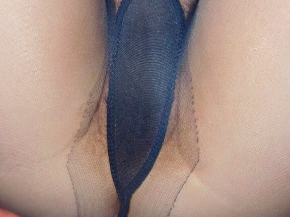 wetnhairy enjoying in nylons