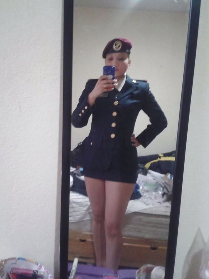 Mexicana con uniforme y sin uniforme