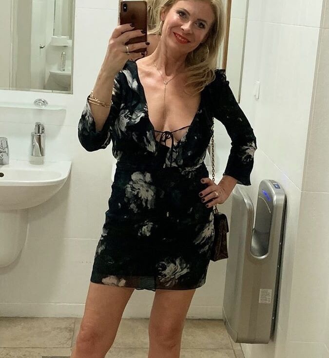 Hot As Fuck MILF You Just Would Love To SMASH Wank Bank