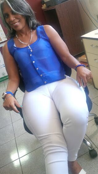 Tremenda Ebony con vaginota - camel toe