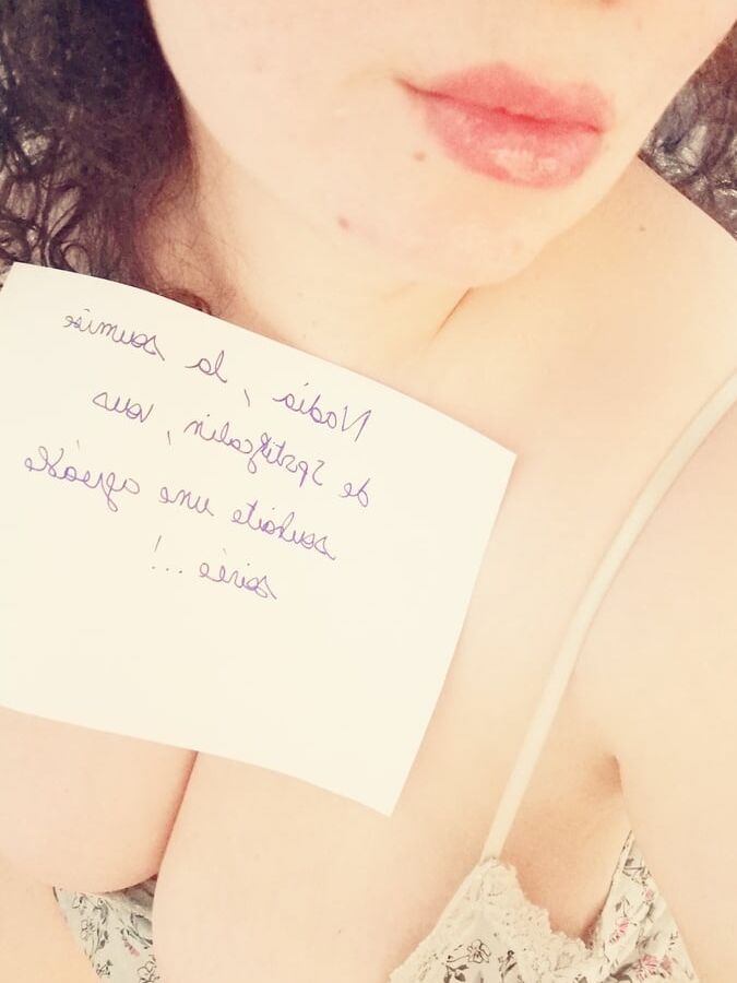 Nadia, ma chienne, vous souhaite une bonne soiree