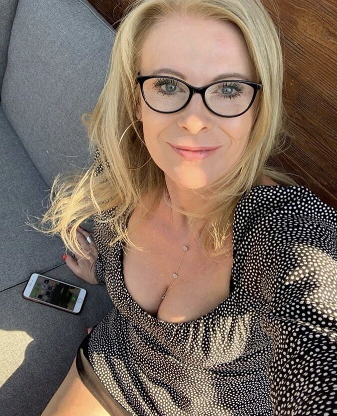 Hot As Fuck MILF You Just Would Love To SMASH Wank Bank