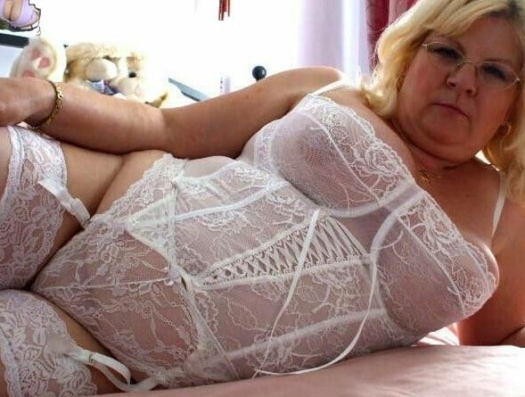 Sexy vollbusige Frauen in Dessous I