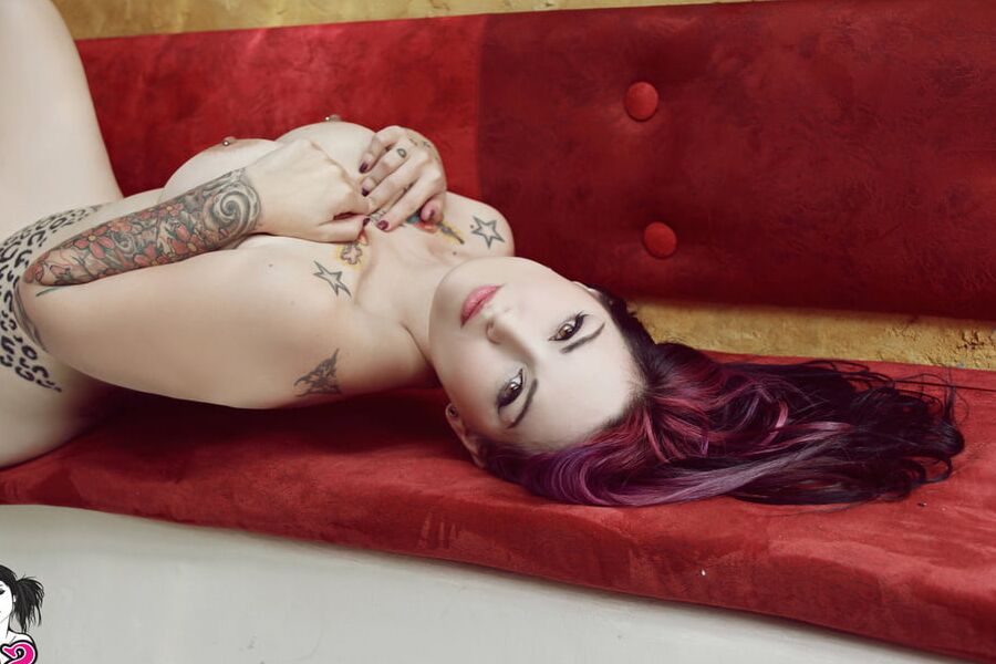 SG - Fernanda - The Red Couch