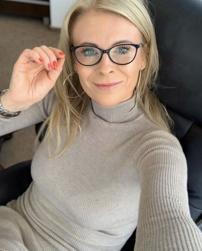 Hot As Fuck MILF You Just Would Love To SMASH Wank Bank