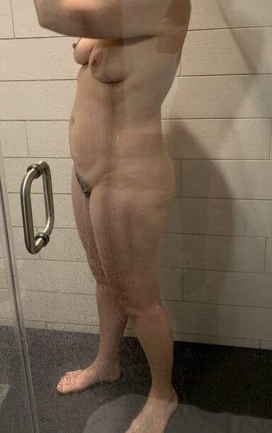 Amateur matures in shower